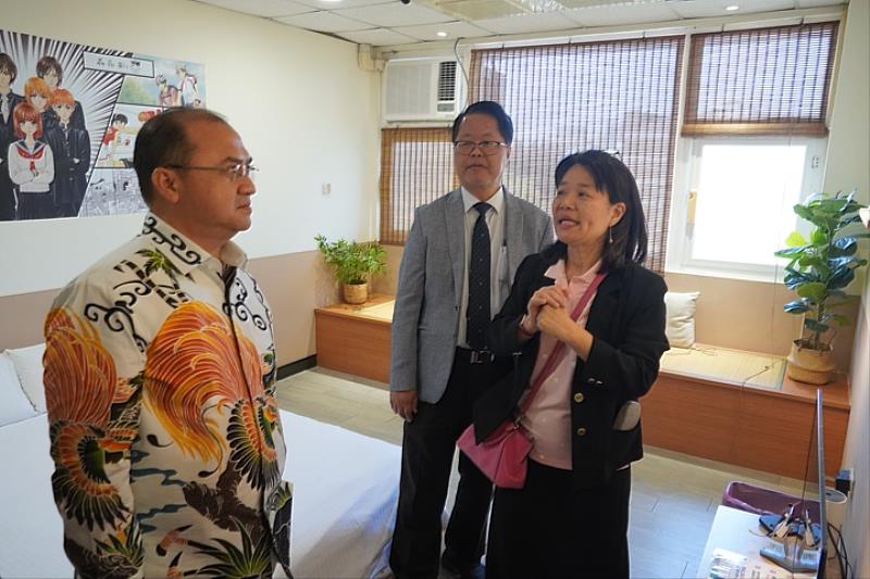圖／觀光學院張馨文院長帶領Erzaldi Rosman Djohan省長參訪校內實習旅館、實習餐廳等場域。