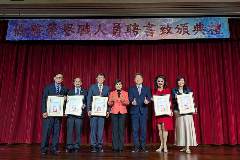 僑委會委員長徐佳青（右4）、洛杉磯辦事處處長紀欽耀（右3）頒贈僑務榮譽職人員聘書