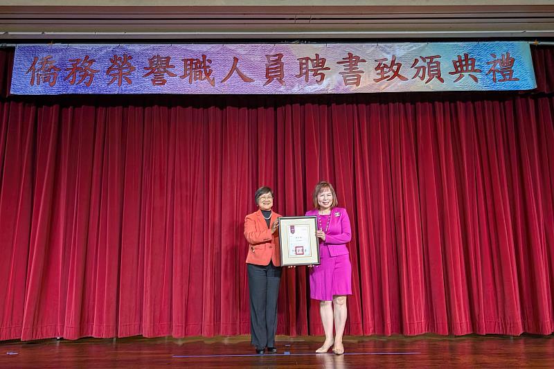 徐佳青（左）頒發中華民國行政院政務顧問陳玲華（右）聘書