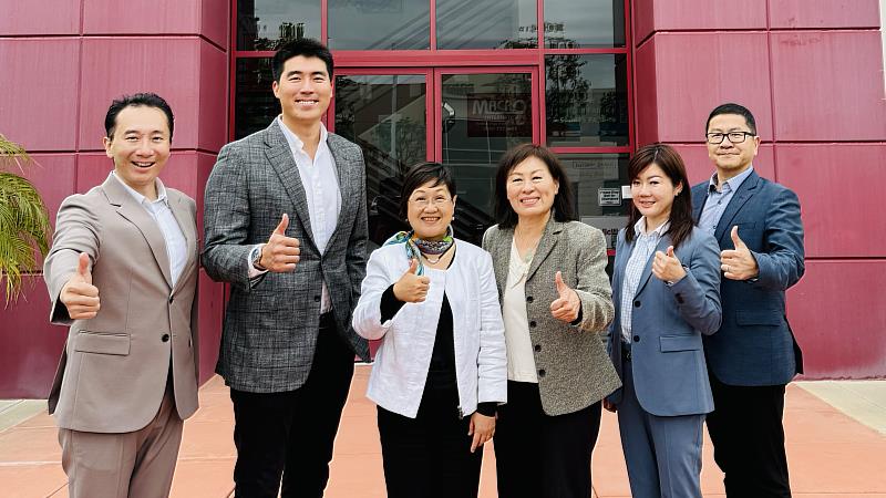 徐佳青（左三）參訪橙縣臺裔企業Macro International，與創辦人郭秀梅(右三)、執行長林聖翔（左二）、主任蕭蓓如（右二）、僑務委員陳啟耕（左一）及汪蔚興（右一）合影