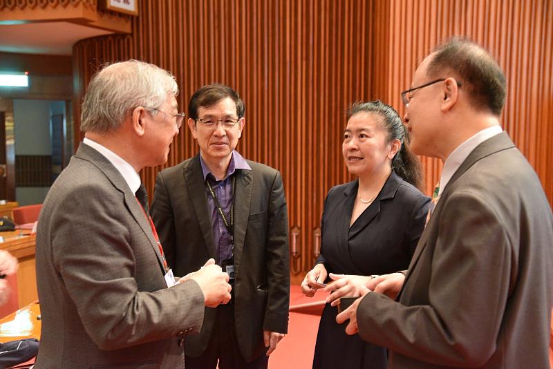 教育部終身教育司司長梁學政（右起）、國家圖書館館長王涵青、副館長翁誌聰與世新大學校長陳清河交流研究趨勢。（世新大學提供）