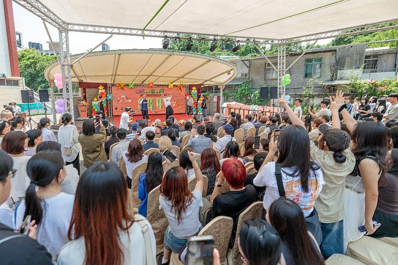 世新學生原創畢業歌曲《有問題請舉手》團隊與韓研社在開幕式上分別獻上精彩表演。（世新大學提供）