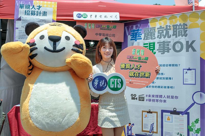 華視主播林淳霈為世新新聞系校友，特地返校為華視尋覓優質人才。（世新大學提供）