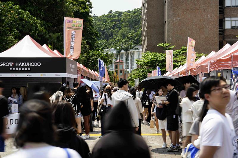 2025世新大學校園徵才博覽會盛大開幕，吸引企業開出3,000職缺爭相招募世新人才。（世新大學提供）