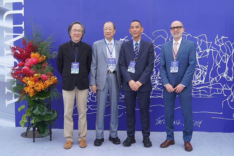 中醫大美術館動土典禮,中國醫藥大學暨醫療體系董事長蔡長海 (左2)、建築總顧問劉育東(左1)、Frank Gehey事務所代表David Nam (右2)、Kamran Ardalan (右1)建築師合影。(Photo by Sean)