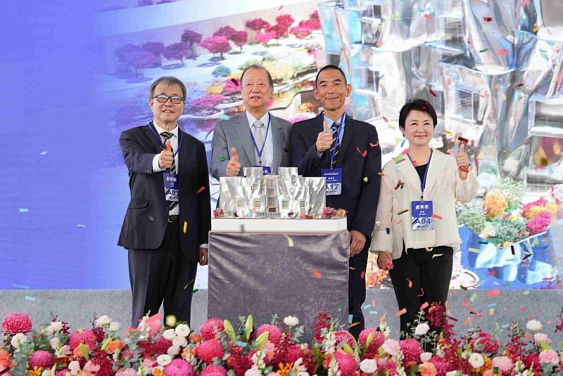 中醫大學美術館動土典禮,教育部長鄭英耀(左1)、台中市長盧秀燕(右1)、中醫大暨醫療體系董事長蔡長海(左2)、及Frank Gehry團隊建築師代表David Nam(右2),攜手見證Frank Gehry東亞唯一鉅作啟動。(中醫大提供)