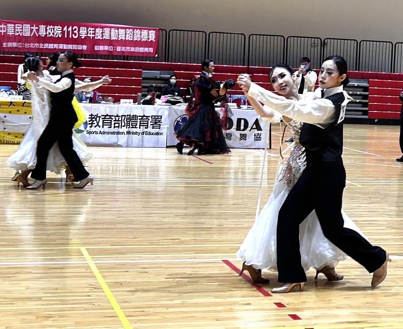 亞大運動舞蹈社賴逸嘉(右2)、廖郁淮(右1)同學，獲「大專淑女」冠軍。