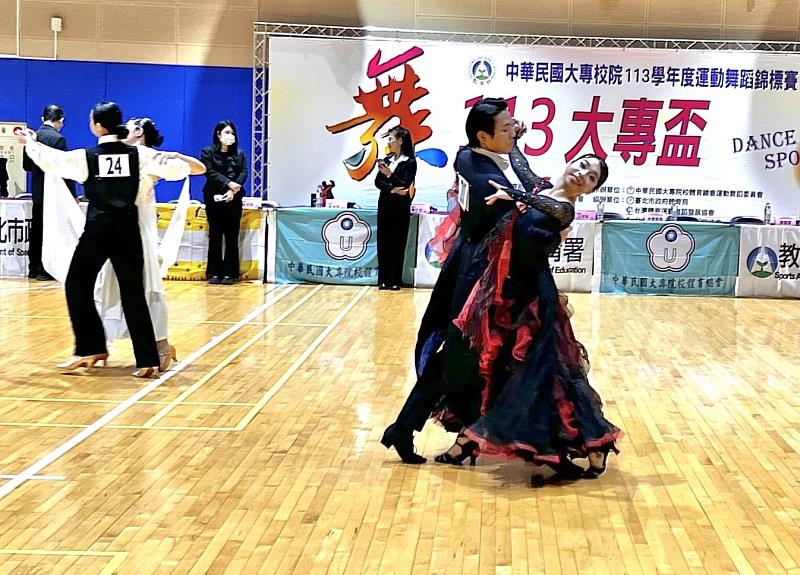 亞大運動舞蹈社歐陽樂(右2)、李麗新(右1)同學，獲新生單項「華爾滋」冠軍。