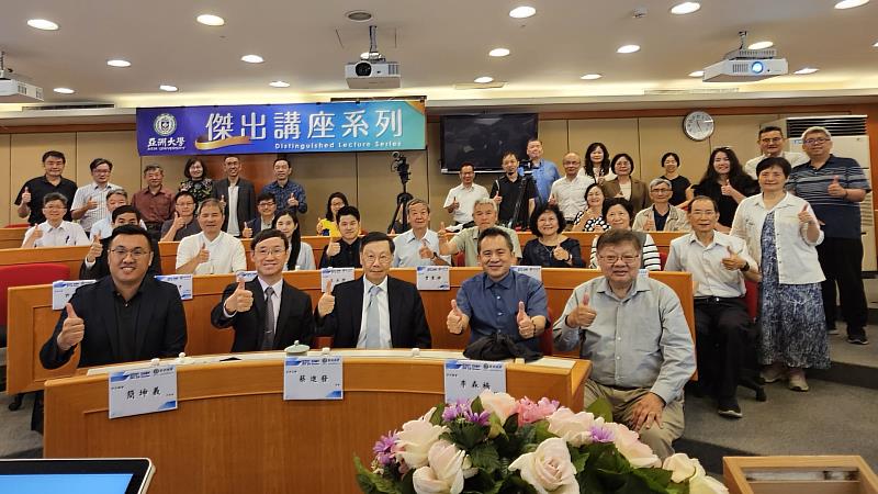 亞大校長蔡進發(前排中)、矽品精密行政長簡坤義(前排左2)代表簽署合作備忘錄，這項合作計畫獲經濟部「半導體國際連結創新賦能計畫」補助。