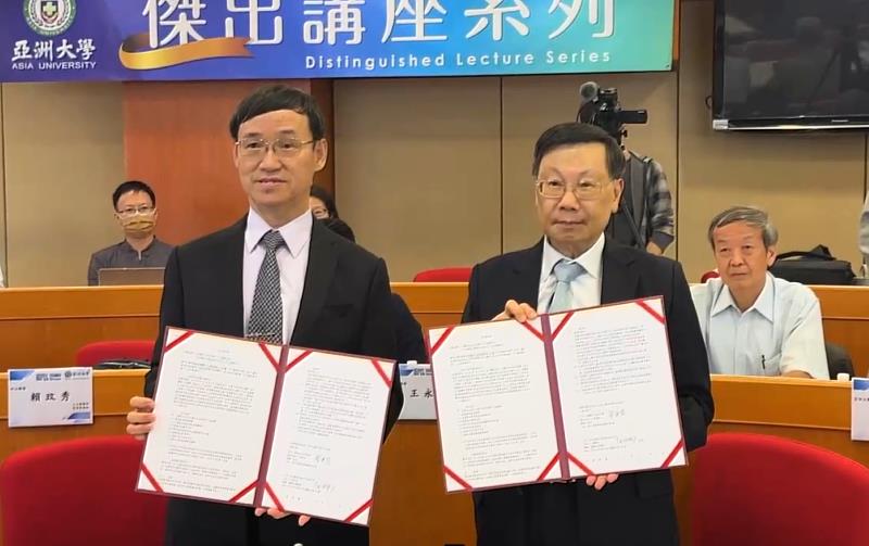 亞大校長蔡進發(右)、矽品精密行政長簡坤義(左)代表簽署合作備忘錄，共同培育半導體封測人才。