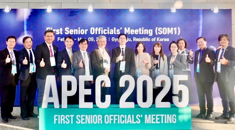 APEC-ACABT代表吳石乙執行長(左6)與朱正永執行秘書(左3)協同我國代表團赴韓國慶州和白會議中心出席APEC第25次PPSTI會議。