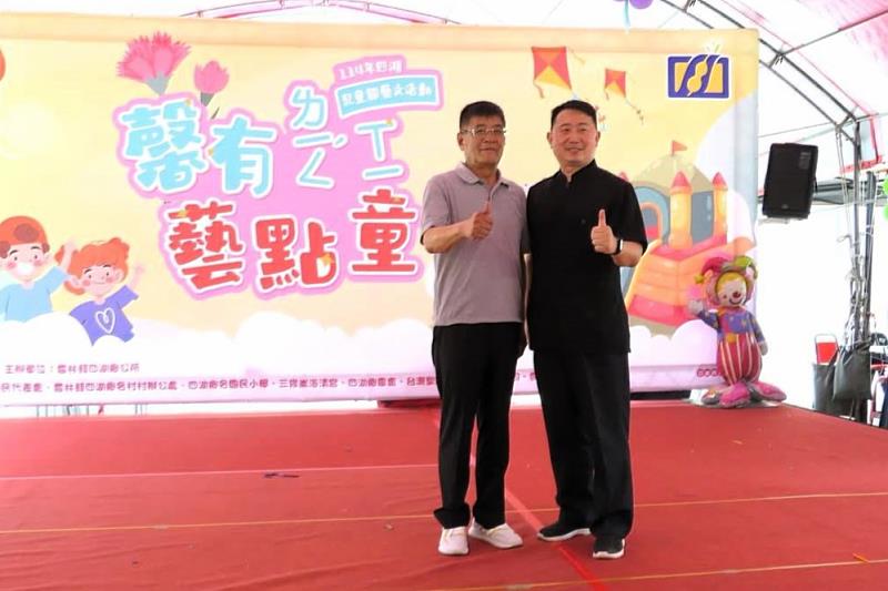 曾煥昇副教授受贈感謝狀後與雲林縣四湖鄉公所吳勁葦鄉長合影