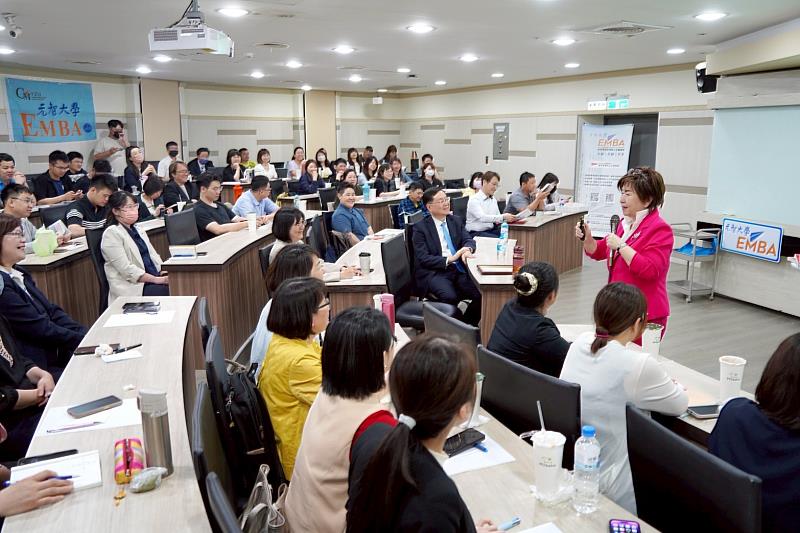 張育美董事長蒞臨元智,現場近百位與會者,座無虛席。