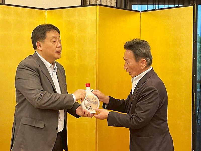 王子奇校長致贈文化大學60週年紀念酒給天理大學永尾比奈夫校長。