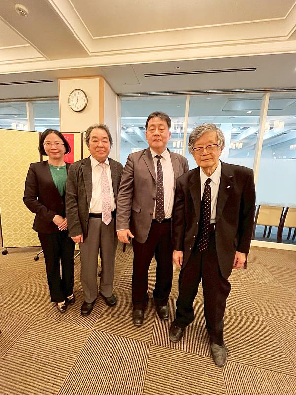 天理華岡會聚會，左起林孟蓉老師，下村作次郎，王子奇校長及村上嘉英。