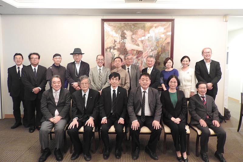 王子奇校長應邀參加由天理華岡會舉辦的歡迎晚宴，與曾來文大任教的天理大學交換教授親切敘舊，回顧彼此合作經驗並展望未來發展。