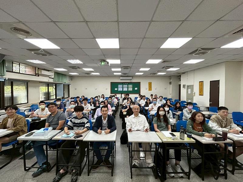 01環境部綠領人才培育課程_氣候變遷署張根穆副署長_環安系江鴻龍主任與學員大合照