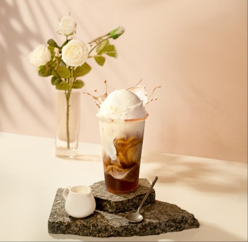 手搖飲夏季新品上市，老賴茶棧推出「冰淇淋紅茶系列」。(圖/老賴茶棧提供)