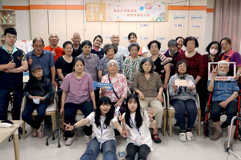 崑大視傳系帶領長輩進行「手腦並用呷百二」活動，全體合影