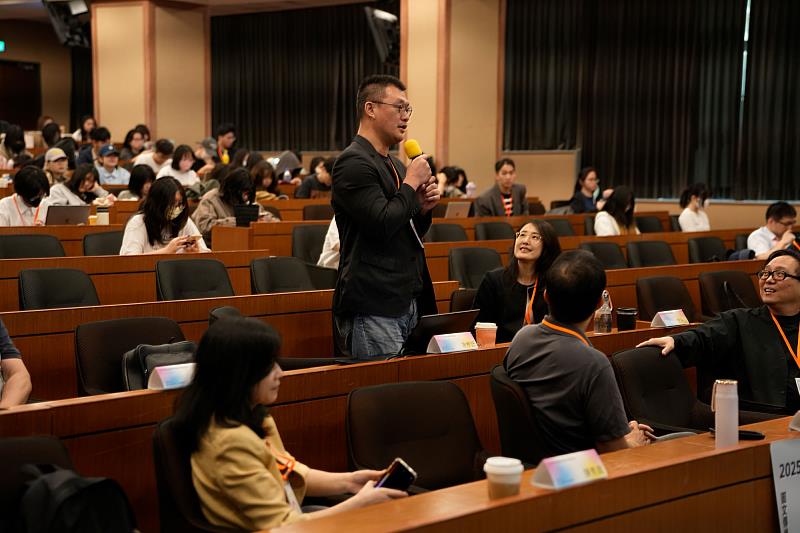 世新大學圖傳系助理教授凃維廷向校內外學者、師生,分享Gen AI運用經驗。(世新大學提供)