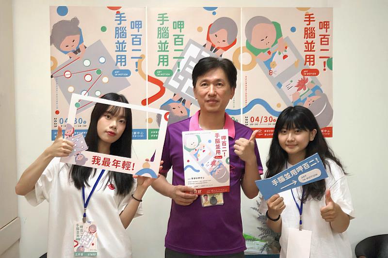 視傳系三年級陳琦(左)及郭家溱(右)與璐德日照中心組長張治平(中)合影