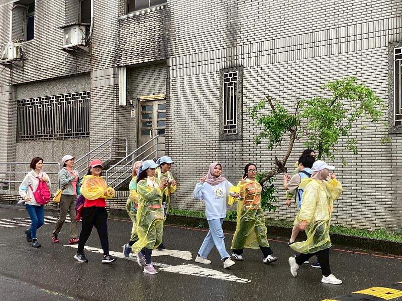 學員跟年輕學生一起競走，在這場「像年輕人一樣熱血」的行走中，找回久違的青春悸動。