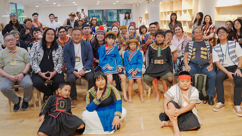 活動現場共演音樂團體、館長及來賓合影留念。