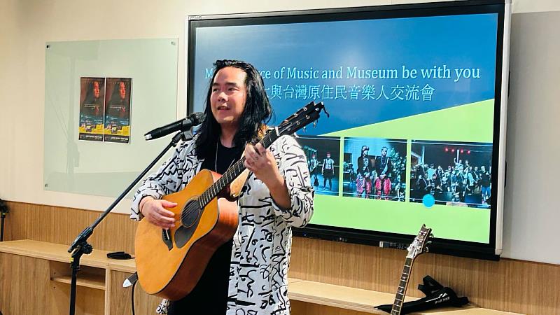 加拿大原住民音樂人 Aysanabee 演唱。