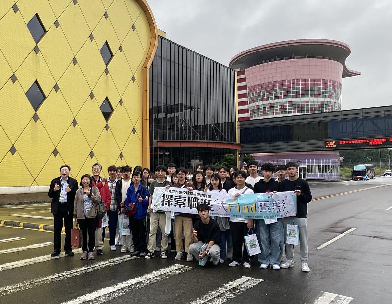 統一企業工作人員與經濟學系師生於統一企業湖口廠合影。