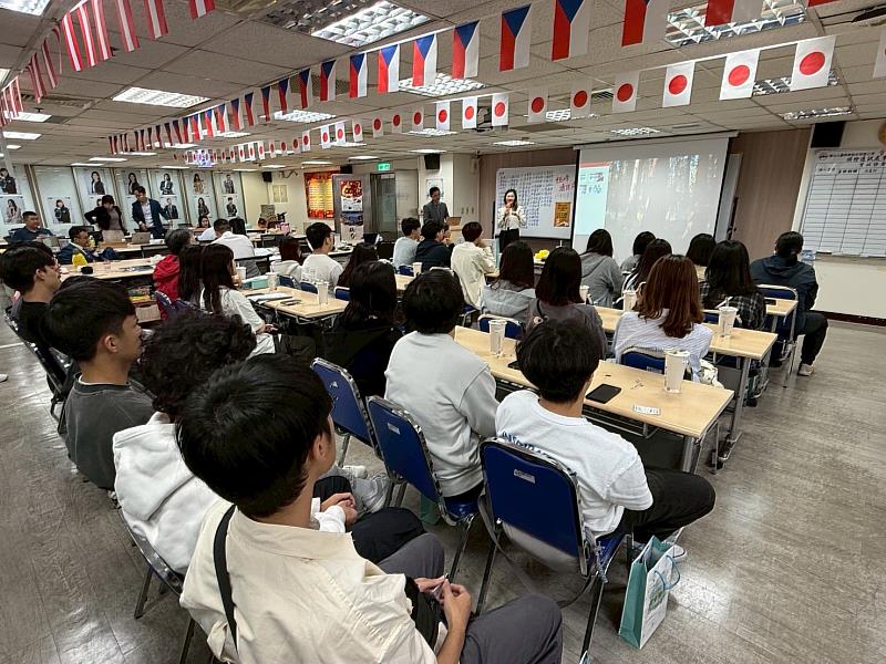 南山人壽順橙通訊處黃明楓經理為經濟學系師生進行講解說明。