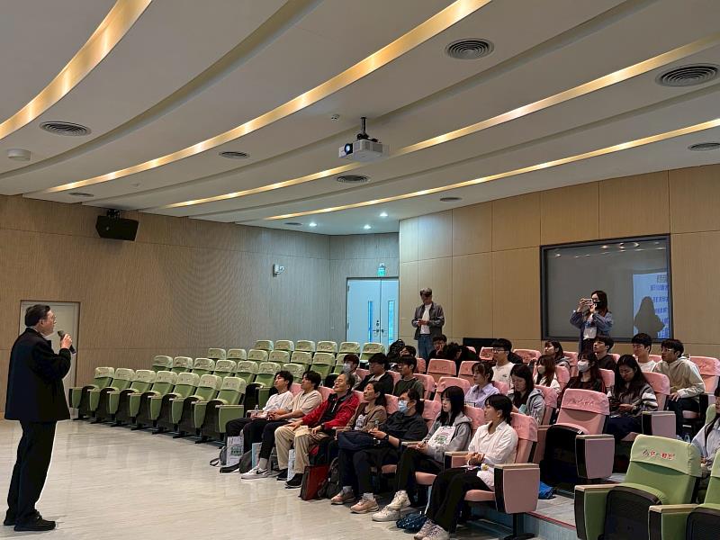 統一企業公共事務室姚明興課長為經濟學系師生進行參訪說明。