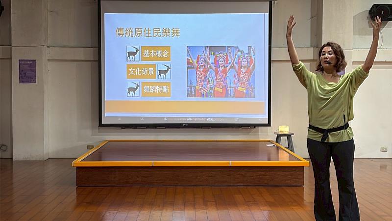 簡報介紹傳統舞蹈。