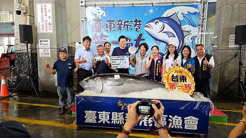 黑鮪魚季報到 臺東今年首頒20萬獎金 饒慶鈴主持第一鮪拍賣 以41萬餘元標出