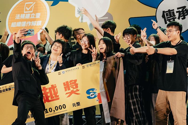 在與學務處課外組的緊密輔導合作下,國立高雄科技大學學生會昨(4)日在教育部青年署所舉辦的全國學生會成果展上贏得「全國卓越獎」,團隊成員興奮在台上合影紀念。
