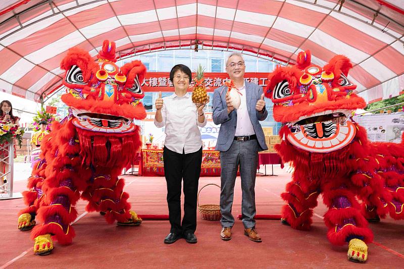 古主委(左)與北埔鄉長莊明增(右)受贈祥獅獻瑞好彩頭