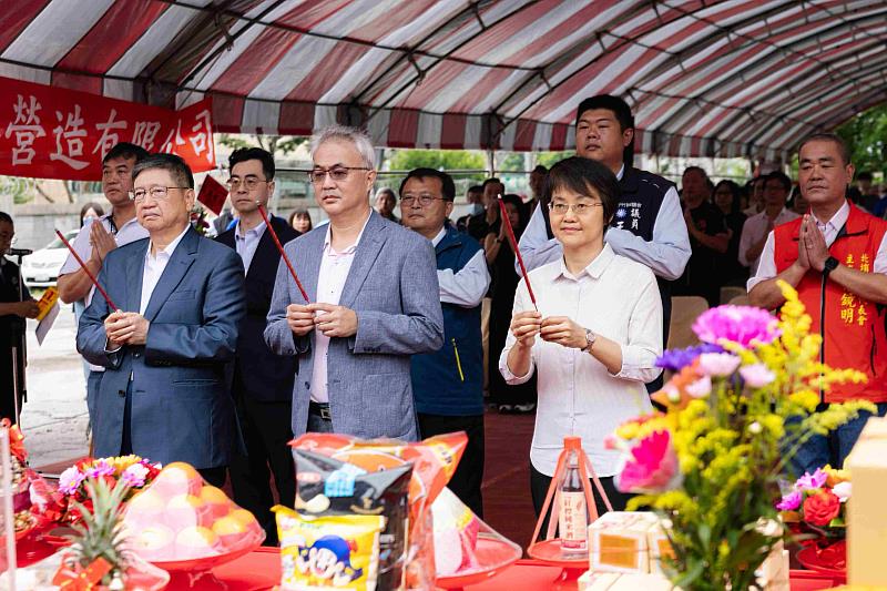 古主委(右)與莊鄉長(中)、新竹縣長楊文科(左)祈福上香