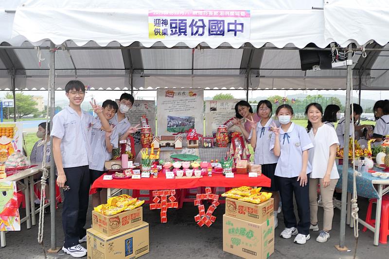 圖3 頭份市轄內4所國中及12所國小共襄盛舉，以有趣的創意供桌牲禮，迎接永貞宮媽祖遶境