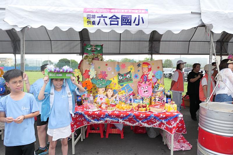 圖4 頭份市轄內4所國中及12所國小共襄盛舉，以有趣的創意供桌牲禮，迎接永貞宮媽祖遶