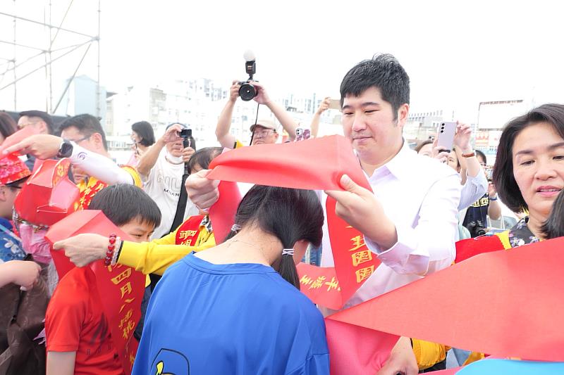 圖1 青年爐主披肩帶儀式