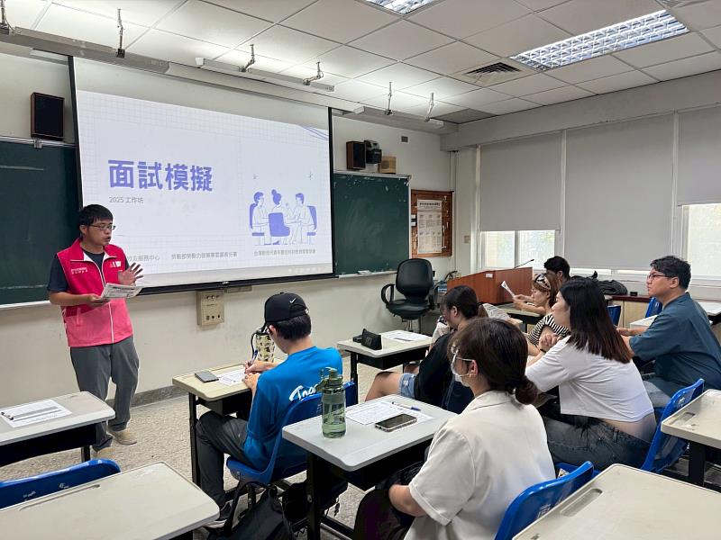 就業中心向南大學生宣導求職補助