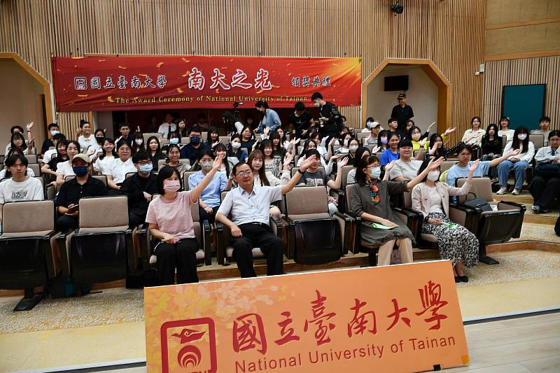 「南大之光」頒獎典禮表彰優異成就 激勵同學精進成長