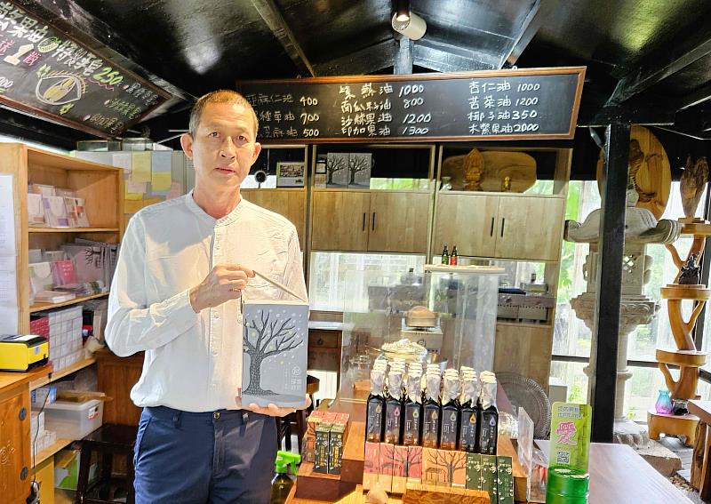 微型創業店家「璞蜜油坊」推出內含木鱉果、印加果、紫蘇等冷壓天然健康油的福袋禮盒