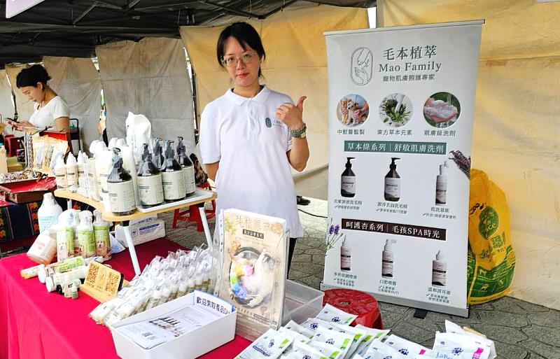 微型創業店家「毛本植萃」則推出天然草本製成的滋潤調理霜，讓媽媽照顧毛孩更安心
