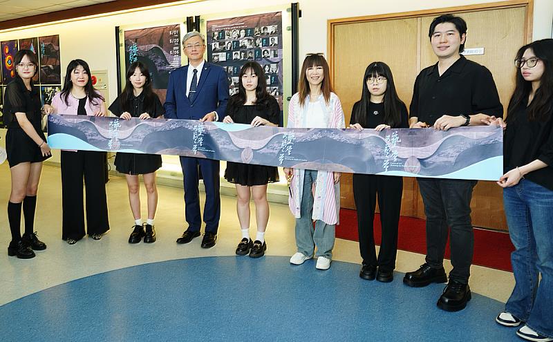 開幕典禮邀請文大副校長王志誠(佐四)、藝術學院院長黃惟馨(右四)以及公共事務室主任唐淑珍(左二)共同出席剪綵。