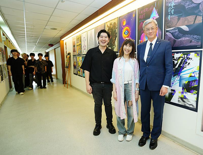 左起劉冠辰老師、藝術學院黃惟馨院長及王志誠副校長。