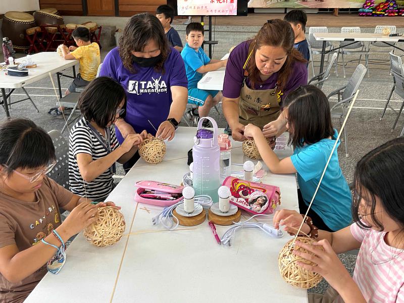臺南市救國團攜手社會力量 帶孩子手作編織希望