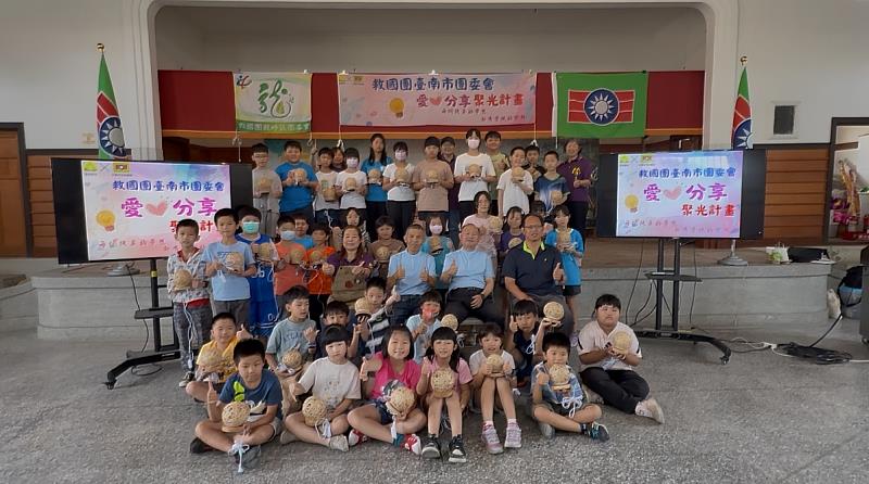 臺南市救國團攜手社會力量 帶孩子手作編織希望