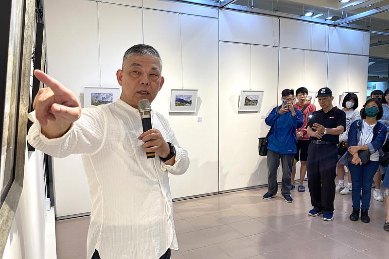 葉春新老師於現場解說畫作