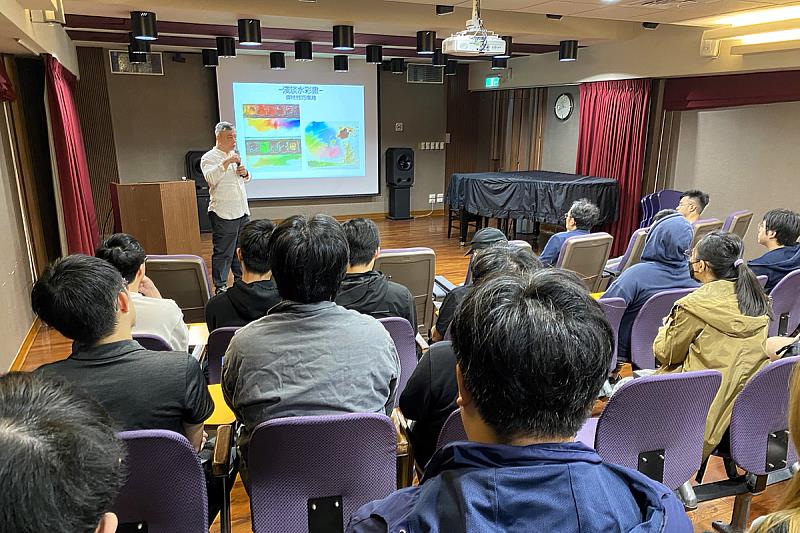 藝術家葉春新與海大師生分享長年投入水彩創作的心路歷程與技法