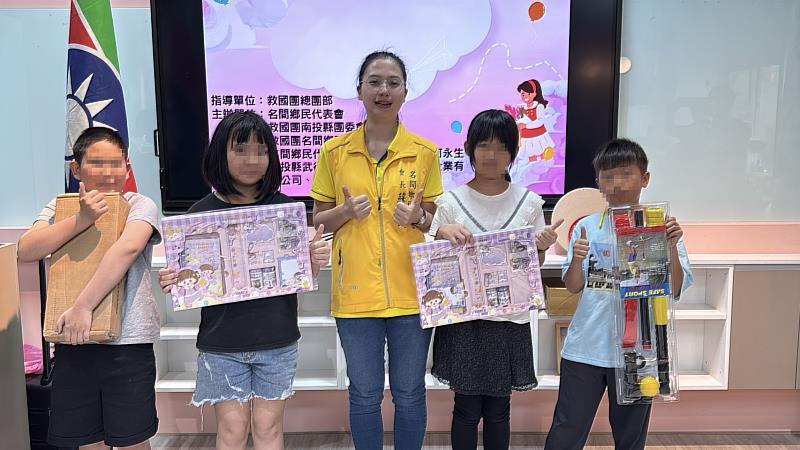 蘇珮玲會長與孩童合影